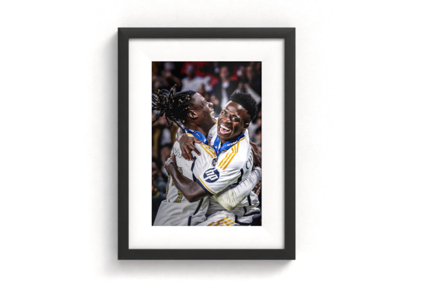 Sportfoto 'Vinicius lacht in de camera' ingelijst - afbeelding 1