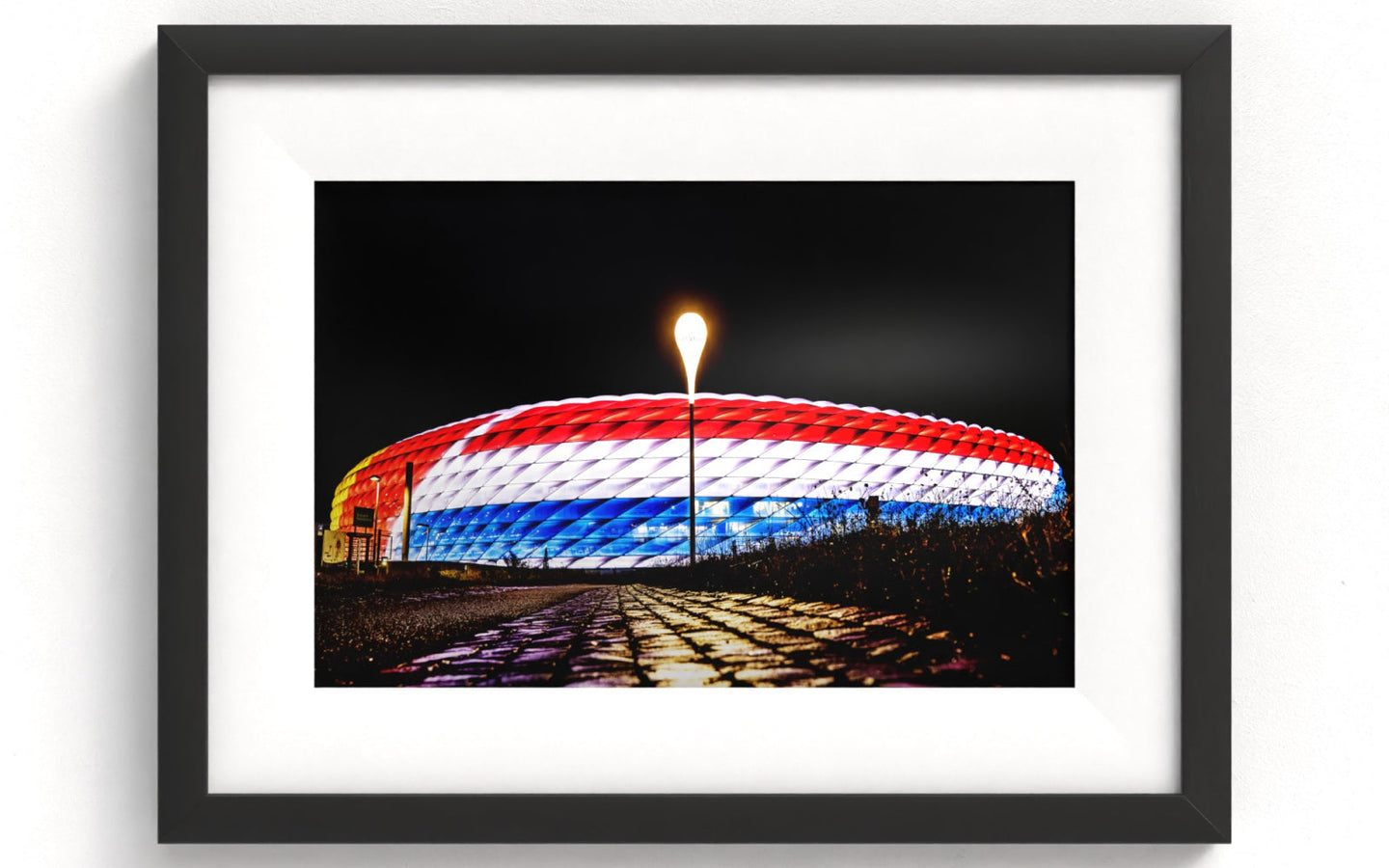 Sportfoto 'Allianz Arena kleurt rood, wit, blauw' ingelijst - afbeelding 1