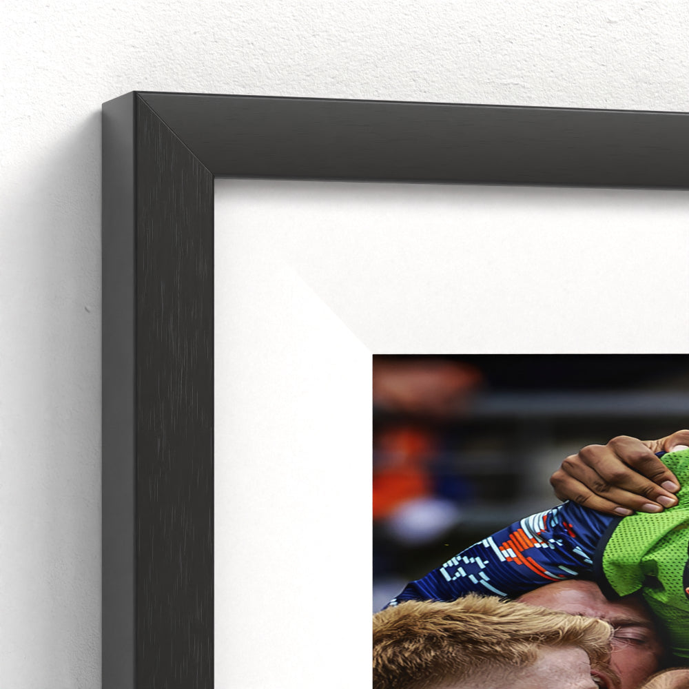 Sportfoto 'Oranje-spelers belagen Wout Weghorst' ingelijst - afbeelding 2