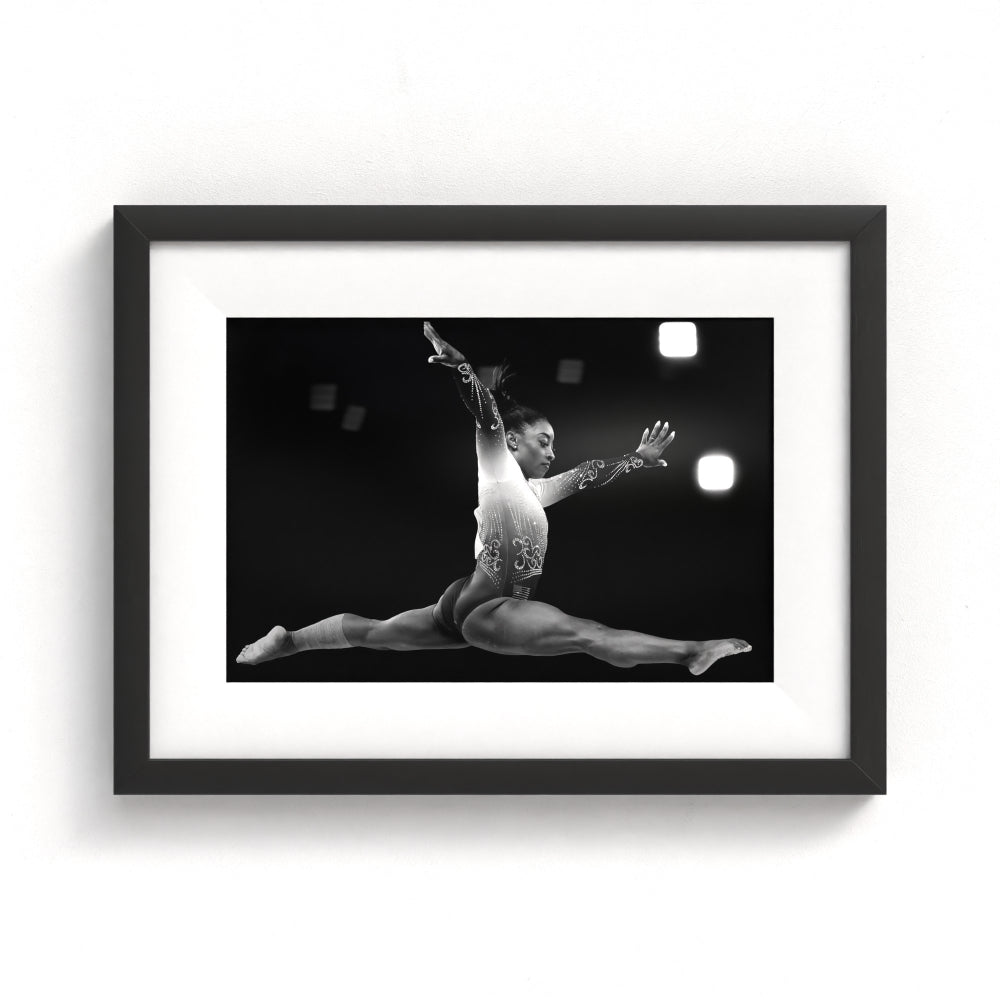 Sportfoto 'Simone Biles springend in de lucht' ingelijst - afbeelding 5