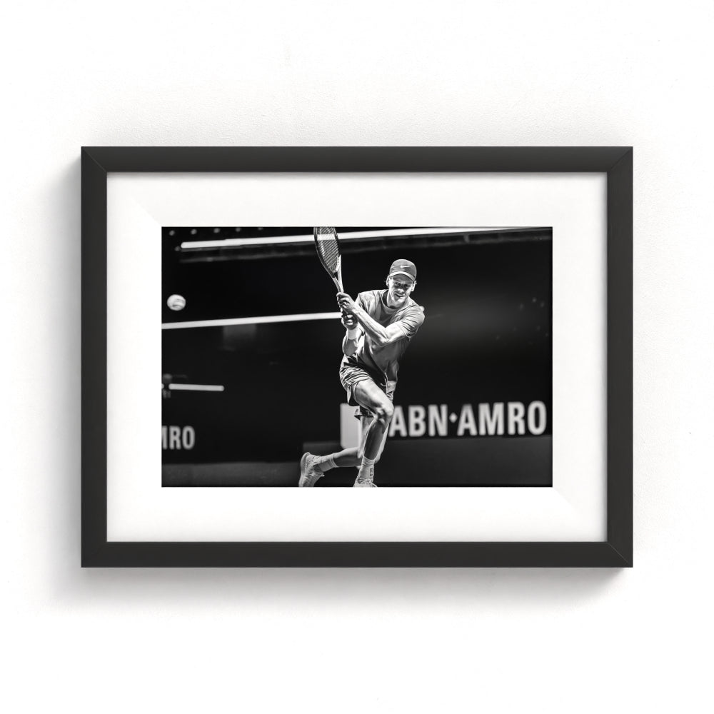 Sportfoto 'Jannik Sinner tijdens ABN AMRO tennistoernooi' ingelijst - afbeelding 6