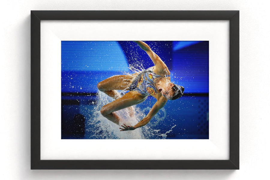 Sportfoto 'Synchroonzwemmen zusjes Brouwer' ingelijst  - afbeelding 1