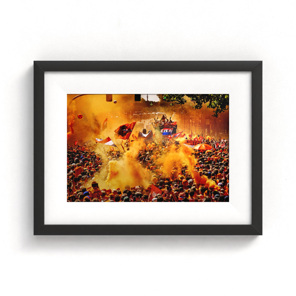 Sportfoto 'Oranje fanwalk' ingelijst - afbeelding 1
