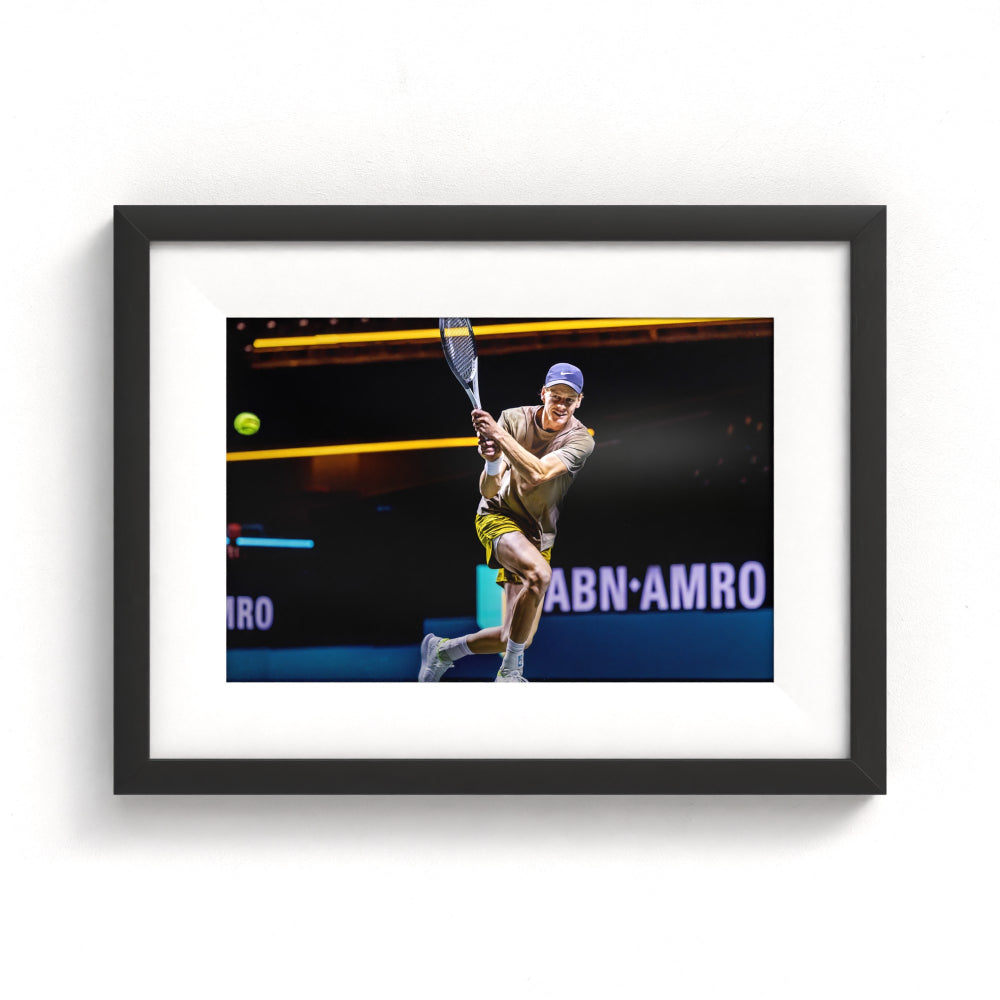 Sportfoto 'Jannik Sinner tijdens ABN AMRO tennistoernooi' ingelijst - afbeelding 1